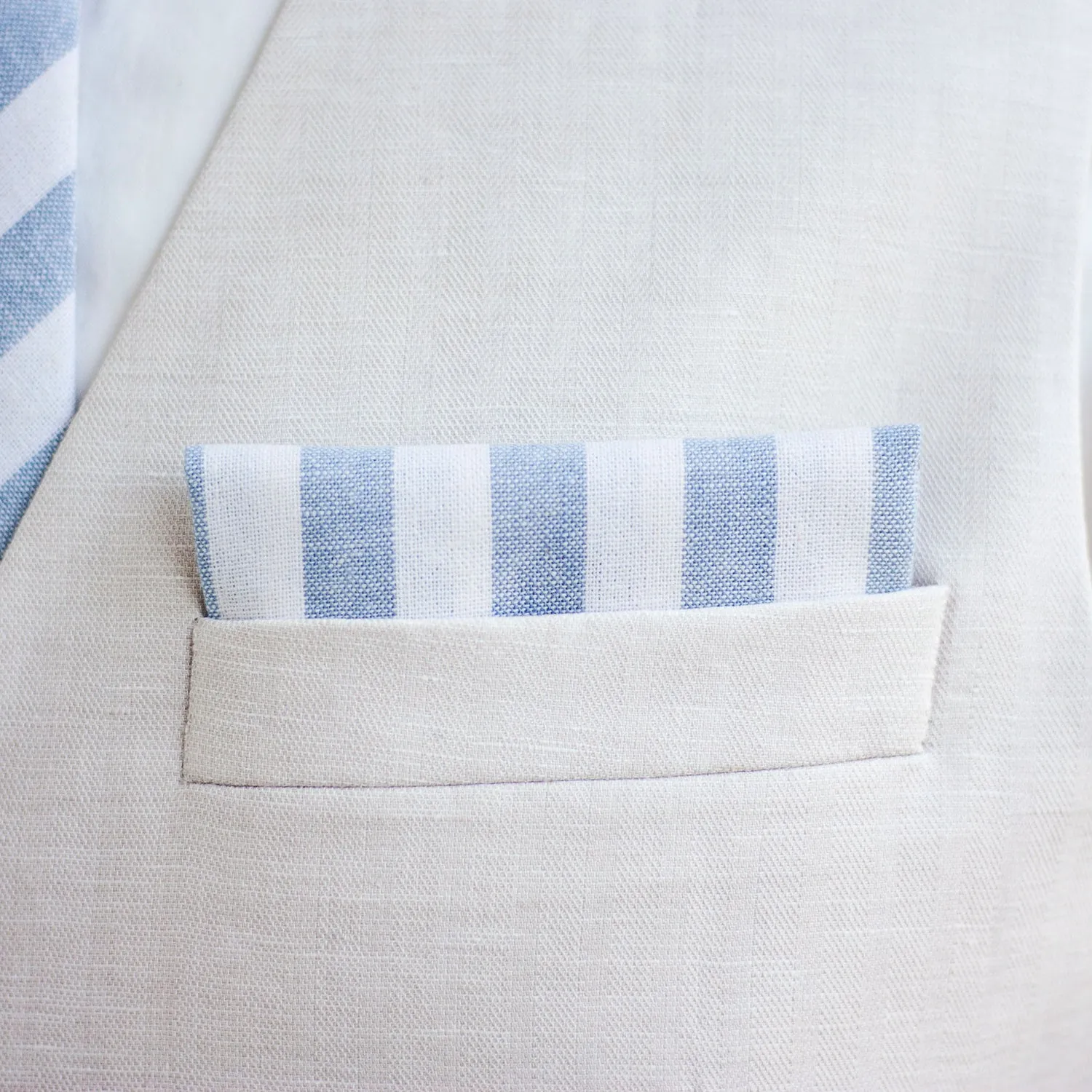 Men's Pre-Tied Bow Tie / Wide Chambray Linen Stripe